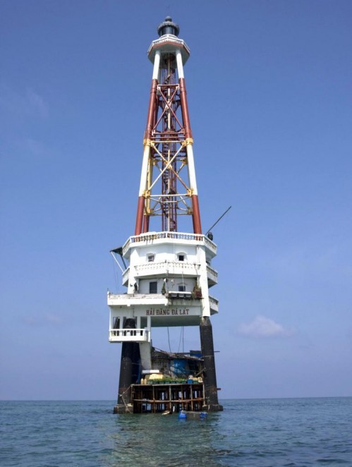 Chân đèn nằm ở độ sâu 2m dưới mực nước biển, toàn bộ tháp đèn cao 42m, có kết cấu bằng sắt thép, trông như một búp măng mọc lên từ biển khơi.